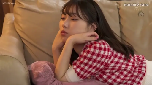 静坐 · 半身特写 · 室内沙发 · 长发 · 靠枕 · 忧郁表情 · 红白格子衫 · 趴卧托腮