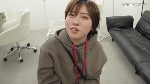 室内 · 坐姿 · 面部 · 自然 · 注视 · 短发 · 连帽衫 · 挂绳