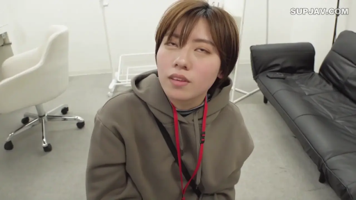 摄影棚 · 跪坐 · 头部特写 · 棕色卫衣