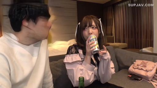 座り姿勢 · ホテルルーム · 自然 · 半身 · 易拉罐 · 喝饮料 · ピンクのフリルブラウス · 日常对话