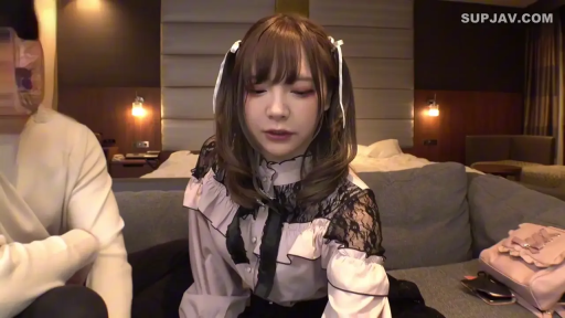 坐姿 · 交谈 · 忧郁 · 酒店房间 · 面部特写 · 双马尾 · 地雷系服饰 · 女包