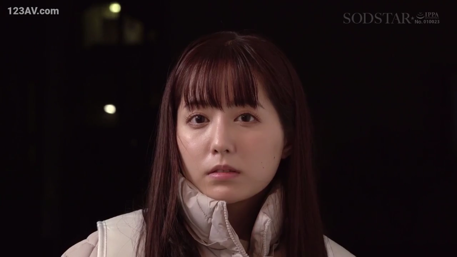 站姿 · 平静 · 面部特写 · 注视镜头 · 长发 · 羽绒背心 · 夜晚户外