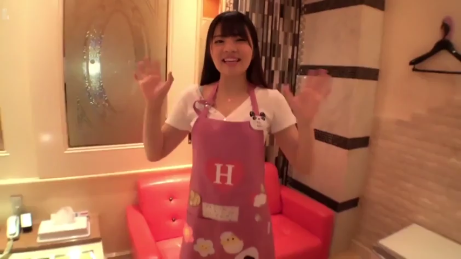 室内 · 全身 · 长发 · 快乐 · 粉色沙发 · 挥手站立 · 白色T恤配粉色围裙 · 欢迎