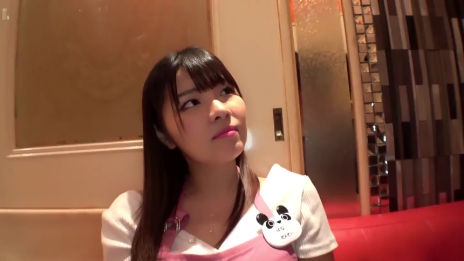 室内 · 座り姿勢 · 单人 · 顔 · 微笑 · 注視 · エプロン · 胸牌