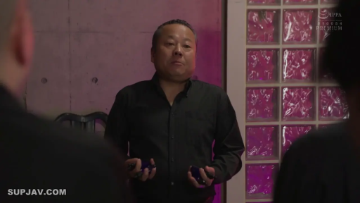 全裸 · 性行为 · 中景 · 室内房间 · 白色沙发 · 站立姿势 · 享受迷离 · 成人动作