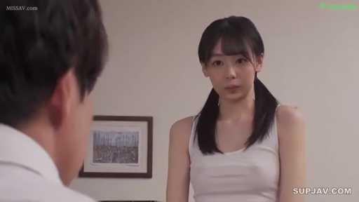 室內 · 面部 · 站立 · 白色背心 · 注視 · 平淡 · 雙馬尾 · 挂画