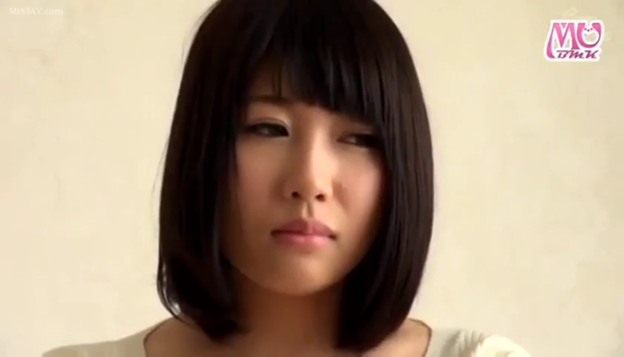 室内 · 脸部 · 委屈 · 凝视 · 短发 · 正面 · 浅色上衣