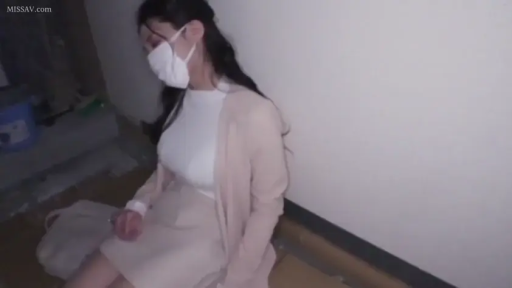 中景 · 闭眼 · 走廊 · 口罩 · 昏迷 · 瘫坐 · 针织开衫与短裙