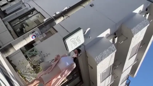 仰拍 · 平静 · 手提包 · 建筑前 · 行走 · 粉色外套 · 走姿 · 户外街拍