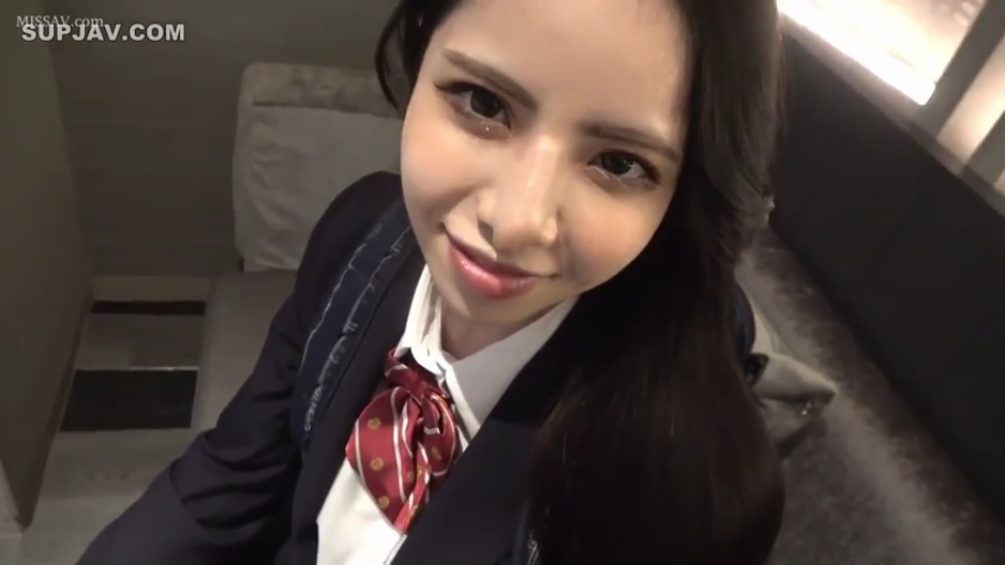 室内 · 面部特写 · 局部像素化 · 休闲服 · 访谈 · 正面 · 闭眼笑