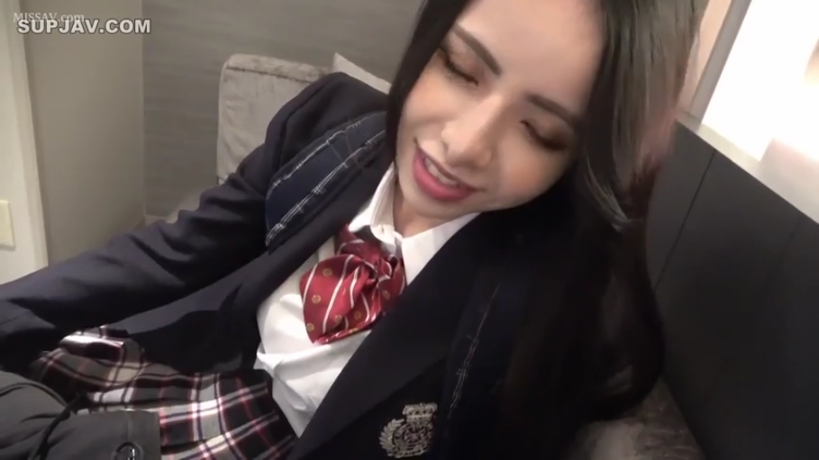 室内 · 揉乳 · 白衬衫 · 胸部特写 · 多人抚摸 · 挣扎 · 躺姿