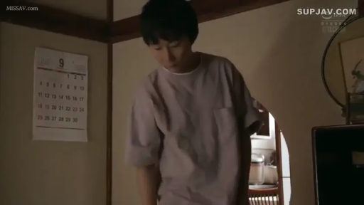 室内 · 中景 · 站姿 · 凝视 · 平淡 · 水印 · 短袖T恤 · 日历