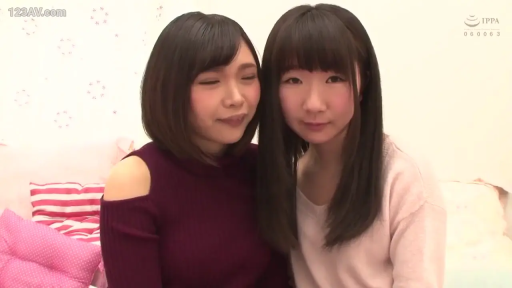 坐姿 · 卧室 · 微笑 · 面部特写 · 条纹枕头 · 针织毛衣 · 亲密靠拢 · 闺蜜