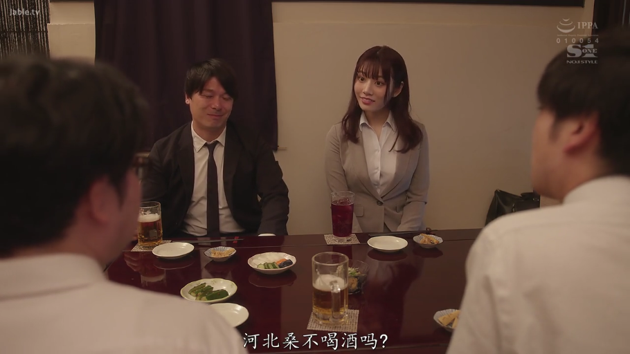 坐姿 · 职业装 · 远景 · 多人 · 餐厅 · 聚餐 · 社交 · 啤酒杯