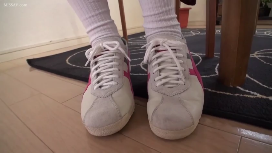 足部特写 · 站立 · 恋足 · 室内地毯 · 白色长袜 · 展示鞋袜 · 椅子腿