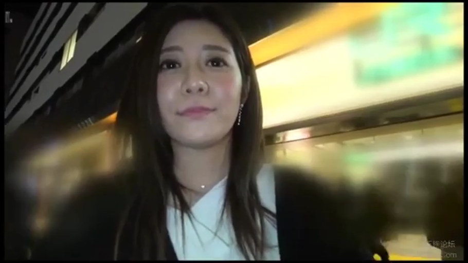 顔部のクローズアップ · 站立 · 微笑 · 对视 · 长发 · 夜间室外 · 白色上衣配黑色外套