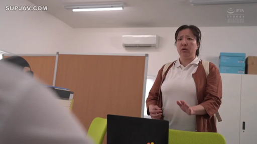 嚴肅 · 办公室 · 站立 · 中景 · 褐色开衫 · 笔记本电脑 · 熟女 · 争执