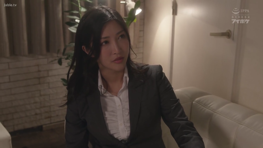 室内 · 坐姿 · 严肃 · 中景 · 沙发 · 职业装 · 凝视 · 长发