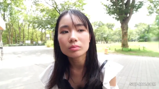 坐姿 · 委屈 · 面部特写 · 注视 · 公园 · 白色上装