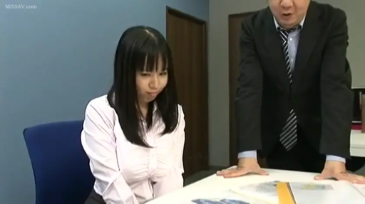 坐姿 · 办公室 · 羞涩 · 办公桌 · 中景 · 白衬衫 · 谈话 · OL