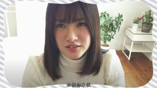 脸部特写 · 盆栽 · 微笑 · 注视镜头 · 室内房间 · 正面坐姿 · 中长发 · 白色高领毛衣