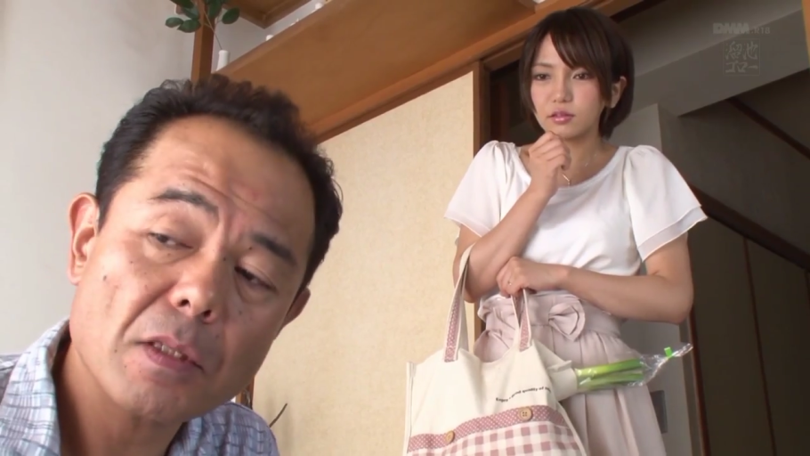 交谈 · 中景 · 并排坐 · 室内沙发 · 日常服饰 · 双女 · 开心笑容 · 白色靠枕
