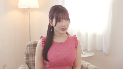 室内 · 甘美 · 中景 · 注視 · 端坐 · 粉色无袖衫 · 采访 · 格子单人位沙发