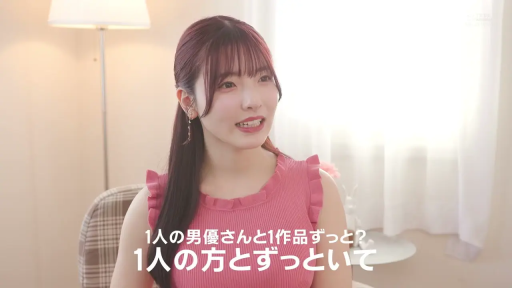 室内 · 坐姿 · 微笑 · 脸部特写 · 开心 · 椅子 · 访谈 · 粉色荷叶边无袖上衣