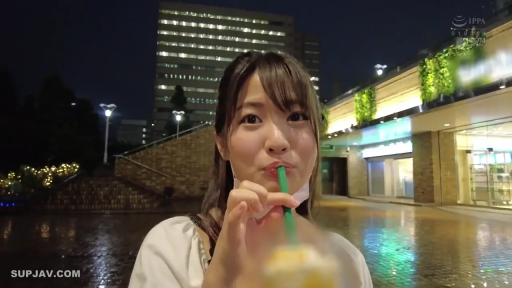 顔部のクローズアップ · 站姿 · カメラに向かって · 白い上着 · 夜景 · 街头 · 饮料 · 喝饮料