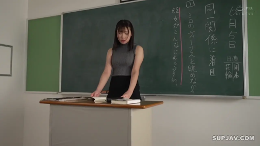 坐姿 · 专注 · 休闲服 · 侧面中景 · 玩游戏 · 游戏机 · 群像 · 游戏厅