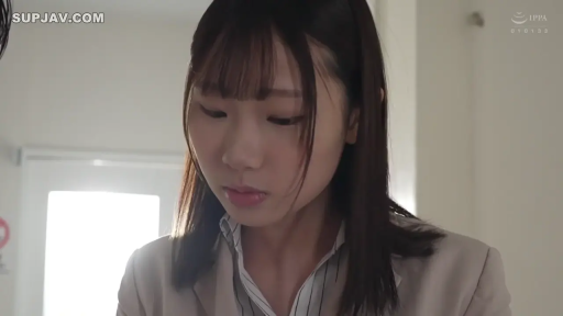 室内 · 脸部特写 · 站立 · 平静 · 职业装 · 注视 · 亚洲女性