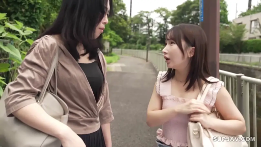 交谈 · 中景 · 手提包 · 休闲服 · 惊讶 · 白天 · 对视站立 · 户外小径