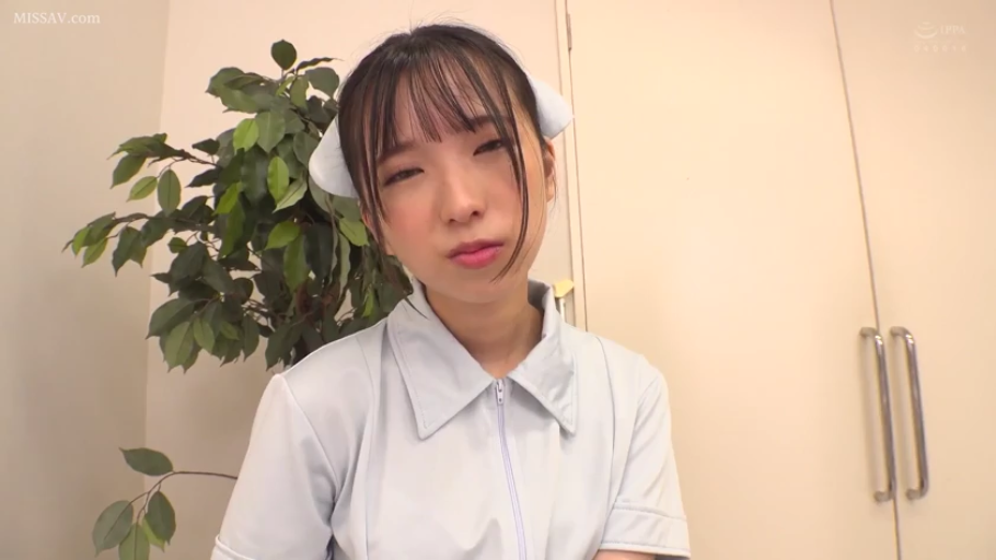 室内 · 面部 · 护士服 · 站立 · 盆栽 · 注视 · 嘟嘴