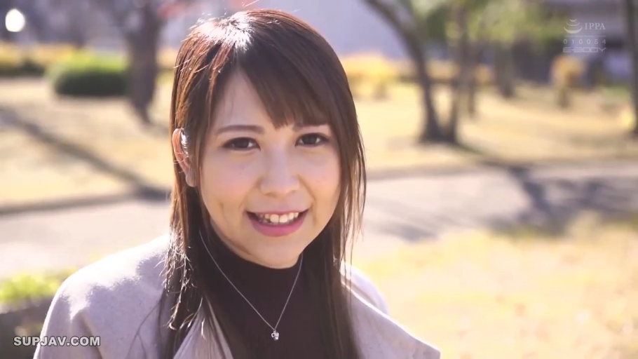 脸部特写 · 微笑 · 项链 · 清纯 · 公园 · 正面 · 开心 · 大衣毛衣