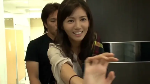 室内 · 顔のクローズアップ · シャツ · 手を伸ばす