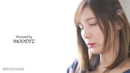 座り姿勢 · 微笑 · 半身 · 居家 · 餐厅 · 温柔 · 食物 · V领上衣