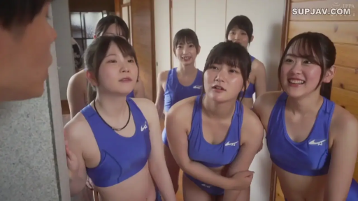 室内 · 站立 · 中景 · 微笑 · 多人 · 围观 · 蓝色运动背心