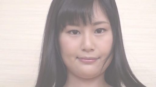 室内 · 脸部特写 · 微笑 · 注视 · 正面 · 裸肩 · 黑发