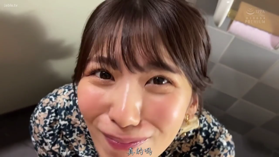 室内 · 甜美 · 面部特写 · 对视 · 生活照 · 俯视 · 碎花上衣