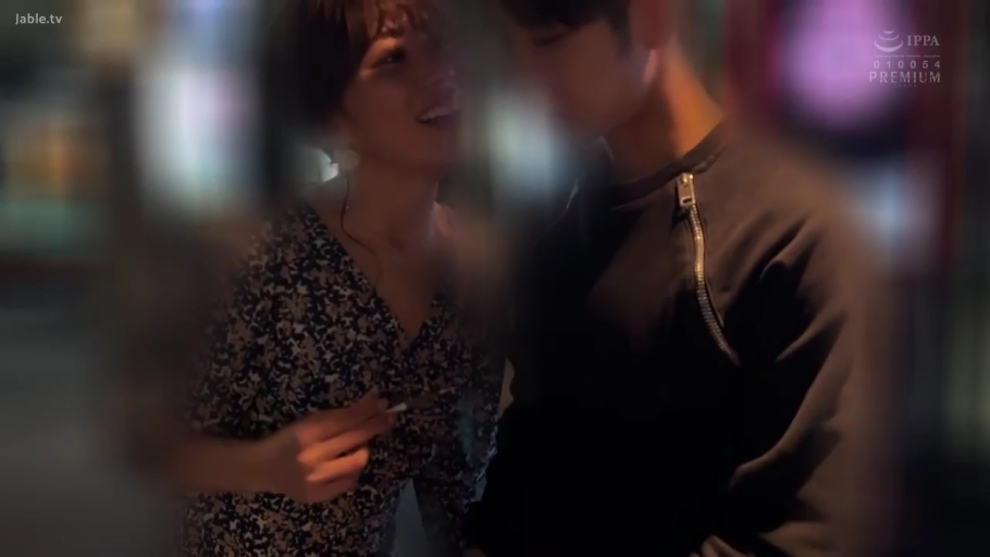 打码 · 半身 · 笑容 · 碎花裙 · 户外街头 · 并肩站立 · 亲密交谈