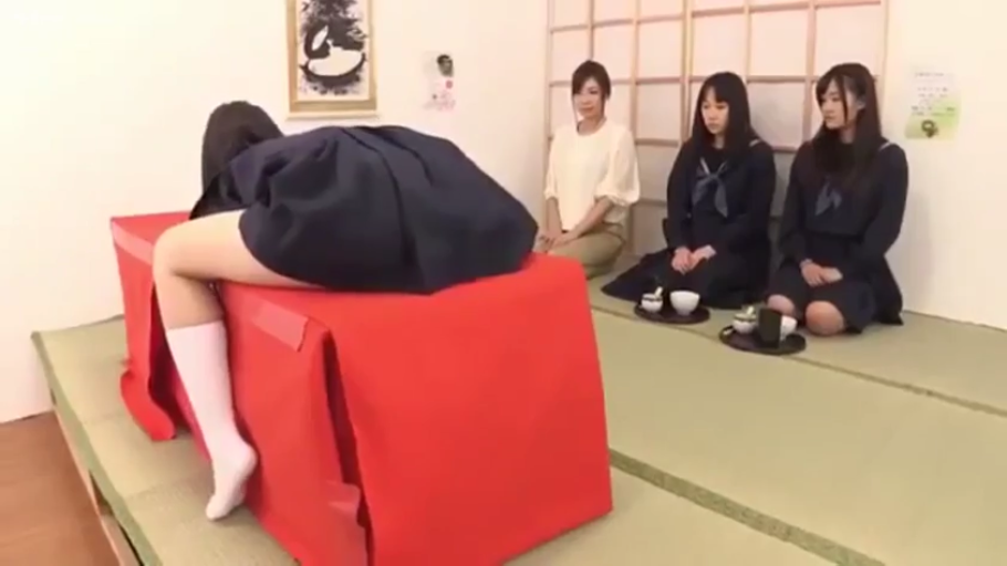 嚴肅 · 和室 · 全景 · 多人 · 水手服 · 围观 · 撅臀 · 红布桌