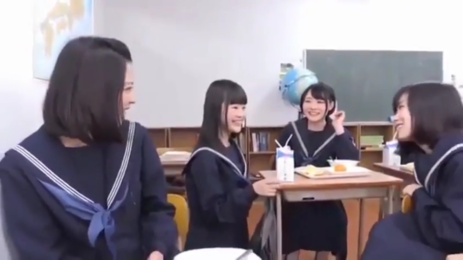 坐姿 · 交谈 · 教室 · 多人 · 水手服 · 笑容 · 课桌椅