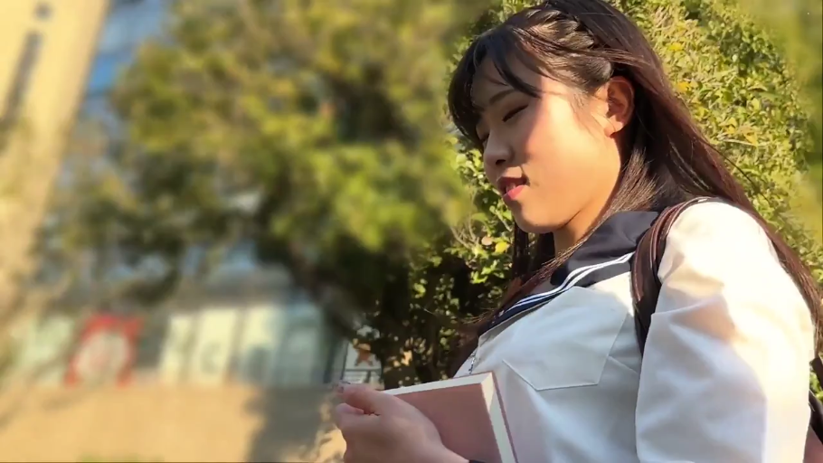 Stand · Medium shot · Smile · Outdoor · Sailor suit · Japanese style · Book · 拿书