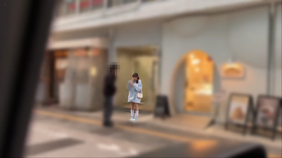 全身 · 站姿 · 自然 · 手机 · 连帽衫 · 户外街道 · 街头交谈 · 偷拍感