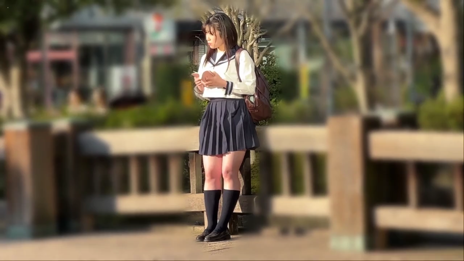 自然 · 街拍 · 户外桥梁 · 低头看书 · 皮鞋 · 书包 · 站立姿势 · 全身镜头