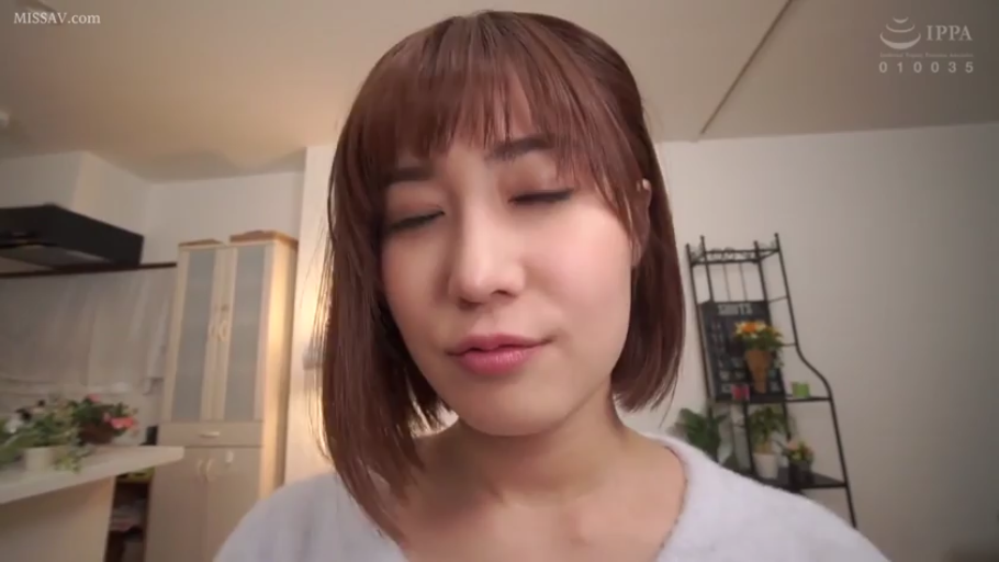 室内 · 面部特写 · 迷离 · 凝视 · 浅色毛衣 · 日本AV · 正对镜头