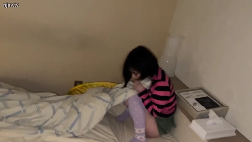 坐姿 · 紫色长袜 · 酒店房间 · 中远景