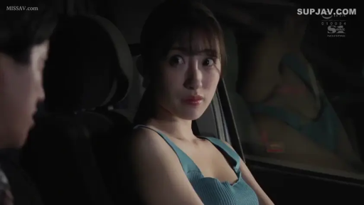 坐姿 · 半身 · 对视 · 车内 · 惊讶 · 汽车座椅 · 蓝色吊带 · 夜晚