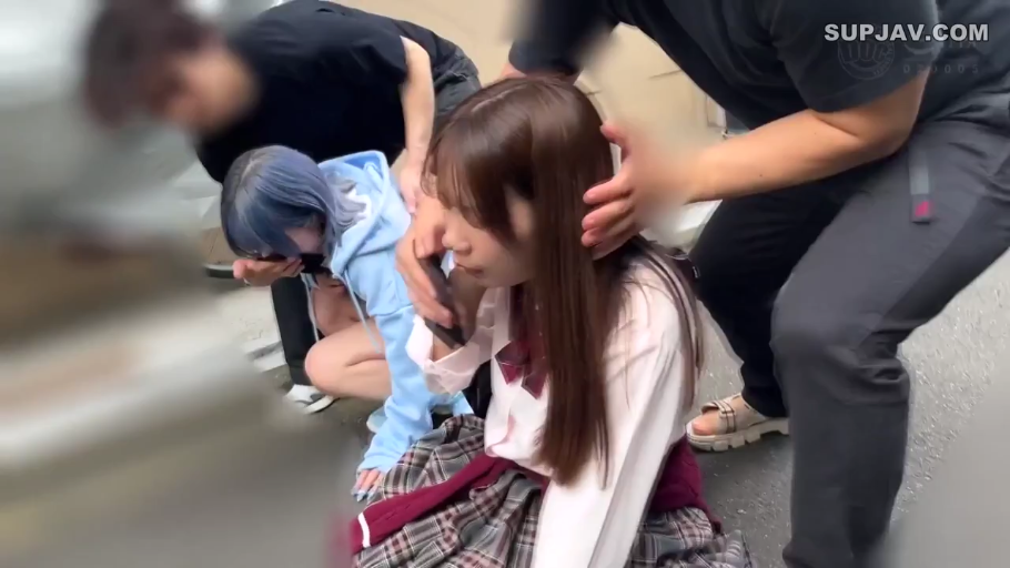 坐姿 · 中景 · 多人 · 手机 · JK制服 · 户外 · 哭泣 · 街头搭讪