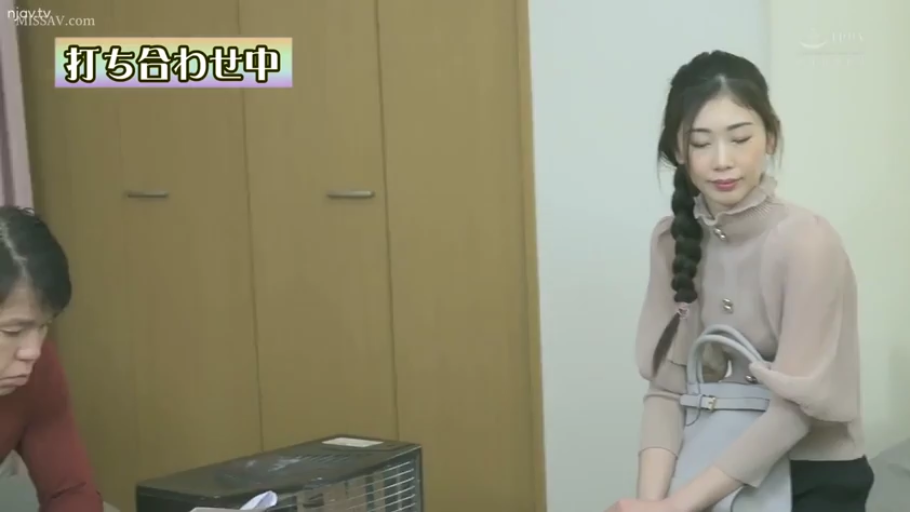 室内 · 坐姿 · 高领衫